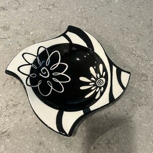 Black and white dimensional bowl
